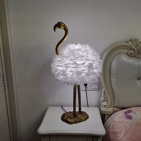 Decorazione della lampada per capelli bianchi dorati fenicottero per la luce della piuma della stanza